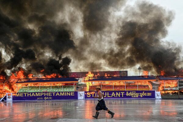 Дым поднимается от горящей кучи изъятых наркотиков в Янгоне - Sputnik Азербайджан