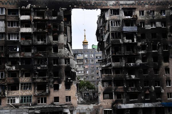 Разрушенный жилой дом на проспекте Металлургов в Мариуполе. - Sputnik Азербайджан