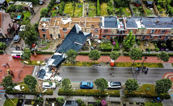 Zirikze şəhərində tornado nəticəsində binaların damlarının zədələnməsinin havadan görünüşü. - Sputnik Azərbaycan