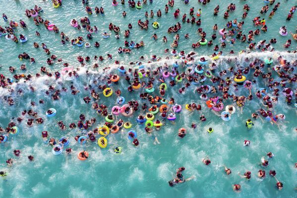 Люди в бассейне в аквапарке в Чжэнчжоу в центральной китайской провинции Хэнань. - Sputnik Азербайджан