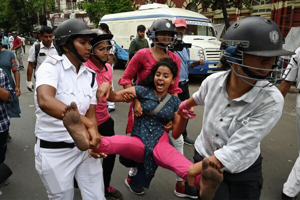 Полиция задерживает активиста партии SUCI во время акции протеста против центрального правительства и правительства штата в Калькутте, Индия. - Sputnik Азербайджан