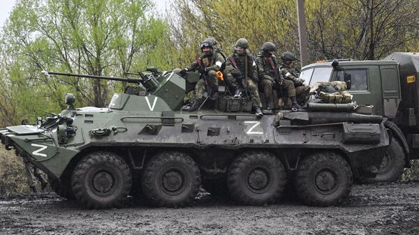 Rusiya Silahlı Qüvvələrinin hərbçiləri BTR-82 zirehli transportyorunun üzərində - Sputnik Azərbaycan