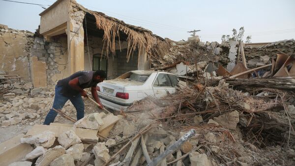 Мужчина убирает завалы после землетрясения в деревне Сайех Хош провинции Хормозган, Иран - Sputnik Azərbaycan