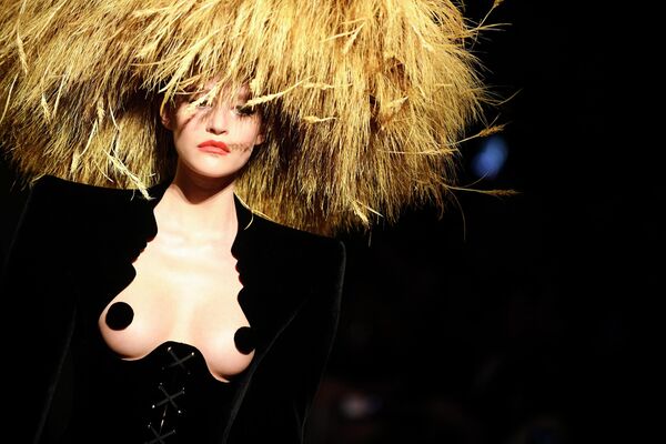 Модель во время показа Schiaparelli на Неделе моды в Париже, 4 июля 2022 года. - Sputnik Азербайджан