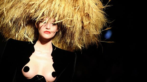Модель во время показа Schiaparelli  на  Неделе моды в Париже, 4 июля 2022 года - Sputnik Азербайджан