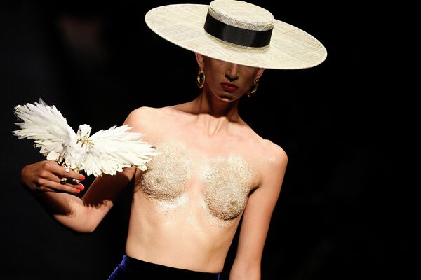 Модель во время показа Schiaparelli на Неделе моды в Париже, 4 июля 2022 года. - Sputnik Азербайджан