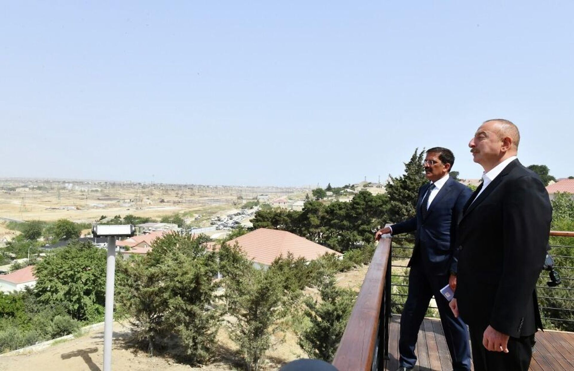 Президент Ильхам Алиев ознакомился с работами по благоустройству в поселке Рамана - Sputnik Azərbaycan, 1920, 06.07.2022