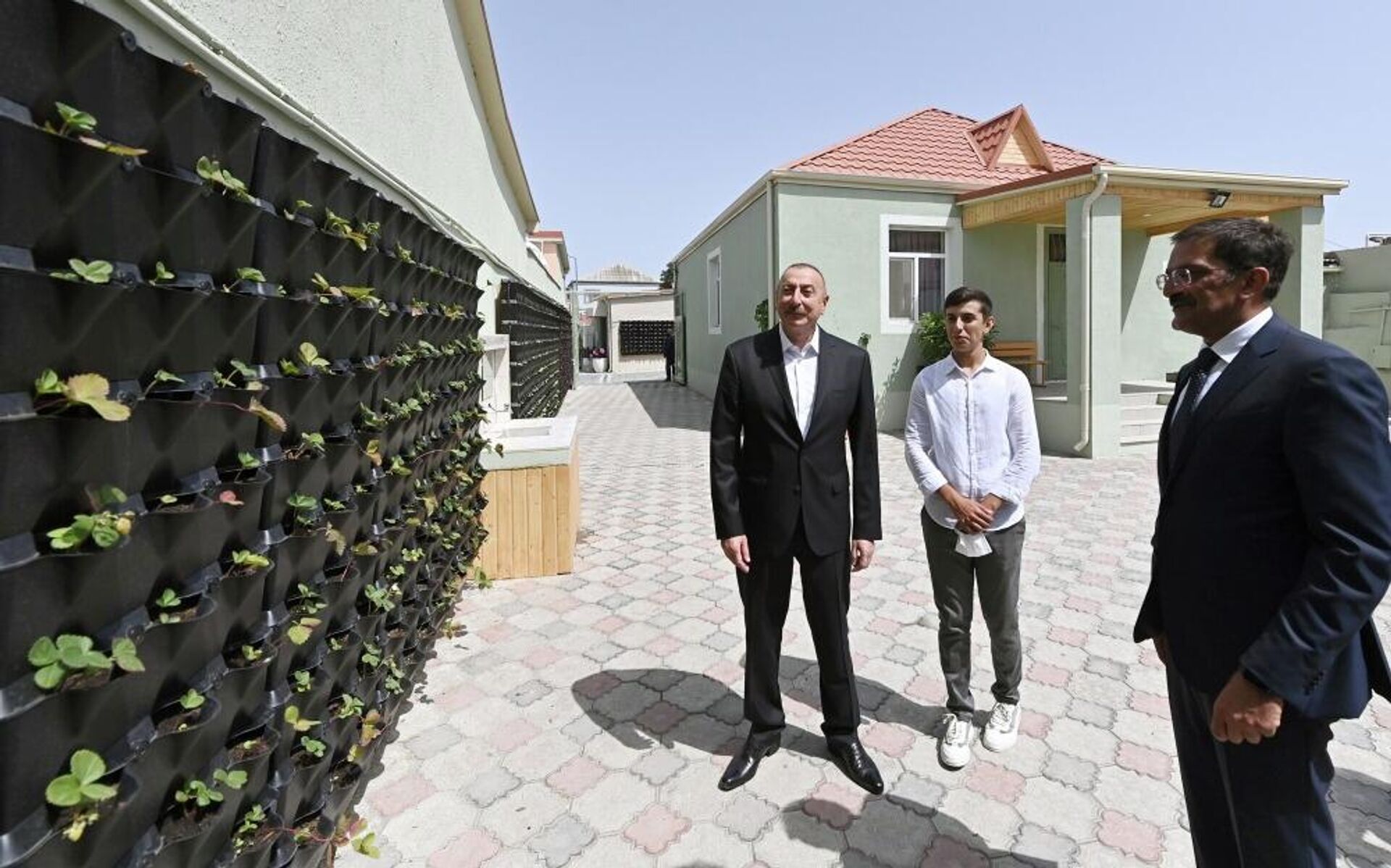 Президент Ильхам Алиев ознакомился с работами по благоустройству в поселке Рамана - Sputnik Азербайджан, 1920, 06.07.2022