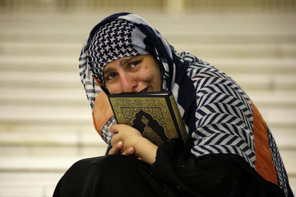 Мусульманка с Кораном во время молитвы паломников вокруг Каабы. - Sputnik Азербайджан