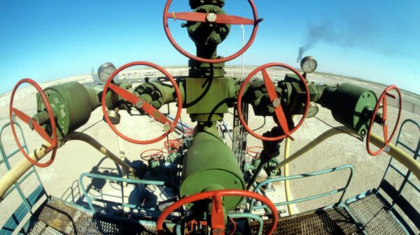 Обустроенная скважина дает нефть. Нефтяное месторождение Тенгиз. - Sputnik Азербайджан