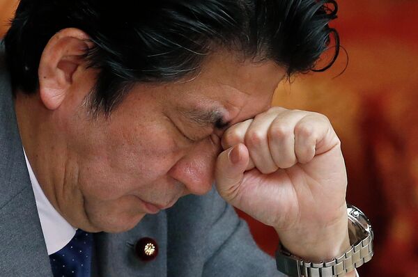 Yaponiyanın baş naziri Şinzo Abenin parlamentin yuxarı palatasının Tokioda keçirilən iclasında reaksiyası. - Sputnik Azərbaycan