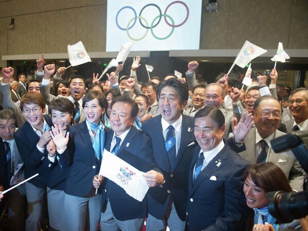 Tokionun 2020-ci il Yay Olimpiya Oyunlarının paytaxtı elan edilməsindən sonra Yaponiya nümayəndə heyətinin sevinci. - Sputnik Azərbaycan