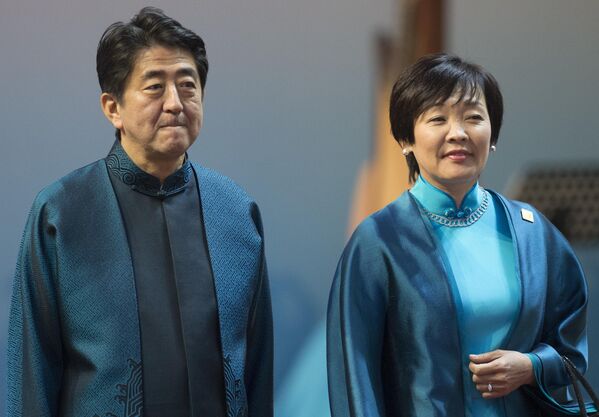 Премьер-министр Японии Синдзо Абэ с супругой Акиэ перед совместным фотографированием лидеров экономик форума АТЭС, 2014 год - Sputnik Азербайджан