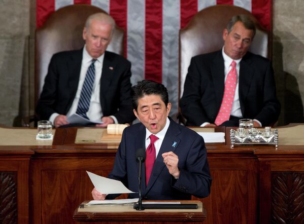 Премьер-министр Японии Синдзо Абэ выступает перед совместным заседанием Конгресса на Капитолийском холме в Вашингтоне, 2015 год. - Sputnik Азербайджан