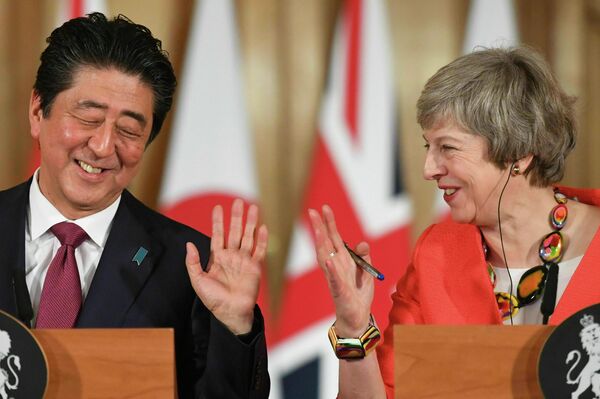 Премьер-министр Японии Синдзо Абэ и премьер-министр Великобритании Тереза ​​Мэй на пресс-конференции на Даунинг-стрит, 10 в Лондоне, 2019 год. - Sputnik Азербайджан