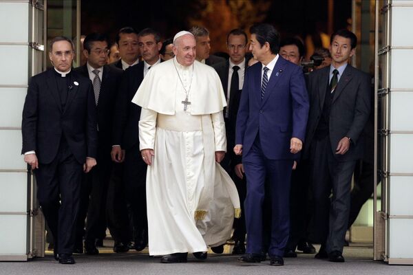 Roma Papası Fransisk Tokioda Yaponiyanın baş naziri Şinzo Abe ilə görüşündə. - Sputnik Azərbaycan