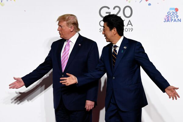 ABŞ-ın keçmiş Prezidenti Donald Tramp və Yaponiyanın baş naziri Şinzo Abe Yaponiyanın Osaka şəhərində keçirilən G-20 sammitində. - Sputnik Azərbaycan