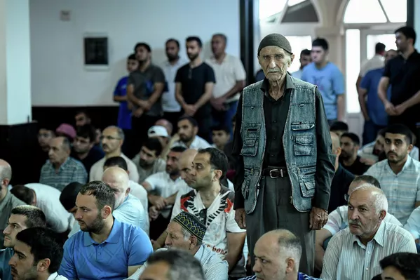 Bakıda İlahiyyət məscidində müqəddəs Qurban bayramı - Qurban Bayramı şərəfinə təntənəli  namaz - Sputnik Азербайджан