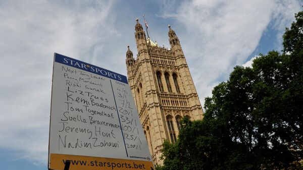 Результаты шансов кандидатов, претендующих на пост премьер-министра Великобритании, у здания парламента в Лондоне, 13 июля 2022 год - Sputnik Азербайджан
