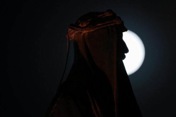 Луна поднимается над статуей короля Фейсала I в центре Багдада, Ирак, 13 июля 2022 года. - Sputnik Азербайджан