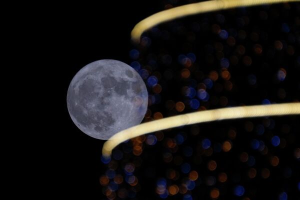 Полная луна восходит над Багдадом, Ирак. - Sputnik Азербайджан
