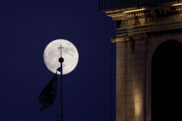 Луна восходит за крестом у церкви в старом городе Иерусалима. - Sputnik Азербайджан