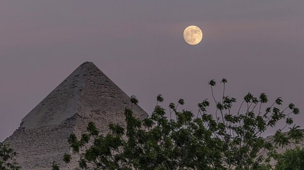 Луна восходит над пирамидой Хефрена (Хефрена), Египет - Sputnik Азербайджан