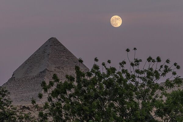 Луна поднимается над пирамидой Хефрена (Хефрена), Египет. - Sputnik Азербайджан
