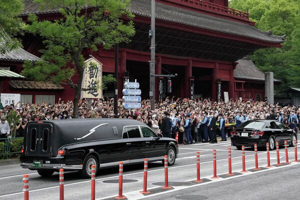 Автомобиль с телом бывшего премьер-министра Японии Синдзо Абэ выезжает из храма Дзодзёдзи в Токио. - Sputnik Азербайджан