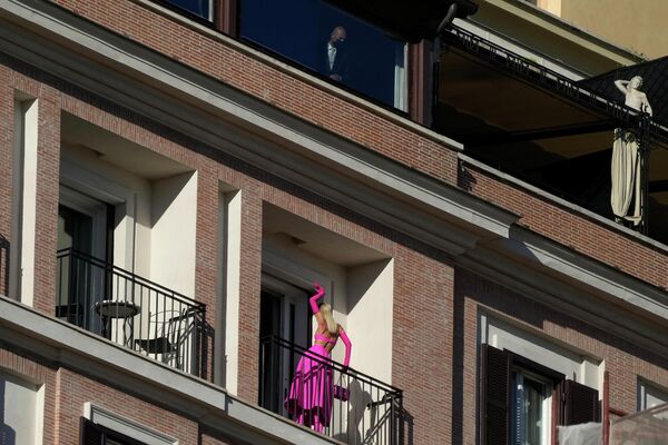 Женщина позирует на балконе перед началом показа женской коллекции Valentino в Риме. - Sputnik Азербайджан