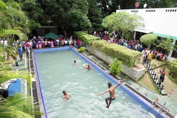 Протестующие плавают в бассейне официальной резиденции президента в Коломбо, Шри-Ланка. - Sputnik Азербайджан