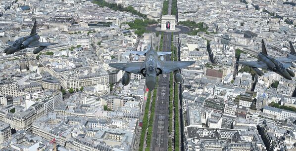 Истребители Mirage 2000 во время военного парада в день взятия Бастилии над Елисейскими полями в Париже. - Sputnik Азербайджан