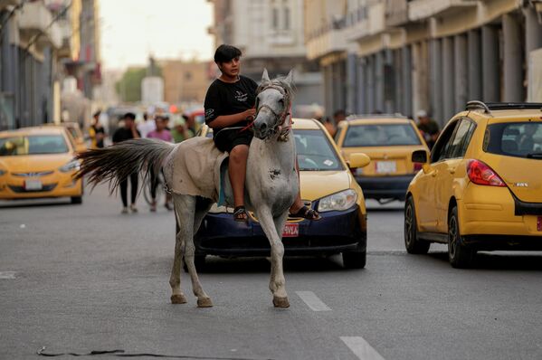Иракский мальчик на лошади во время празднования Ид аль-Адха в центре Багдада, Ирак. - Sputnik Азербайджан