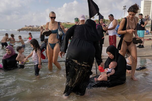 Люди ​​на пляже в Тель-Авиве, Израиль. - Sputnik Азербайджан