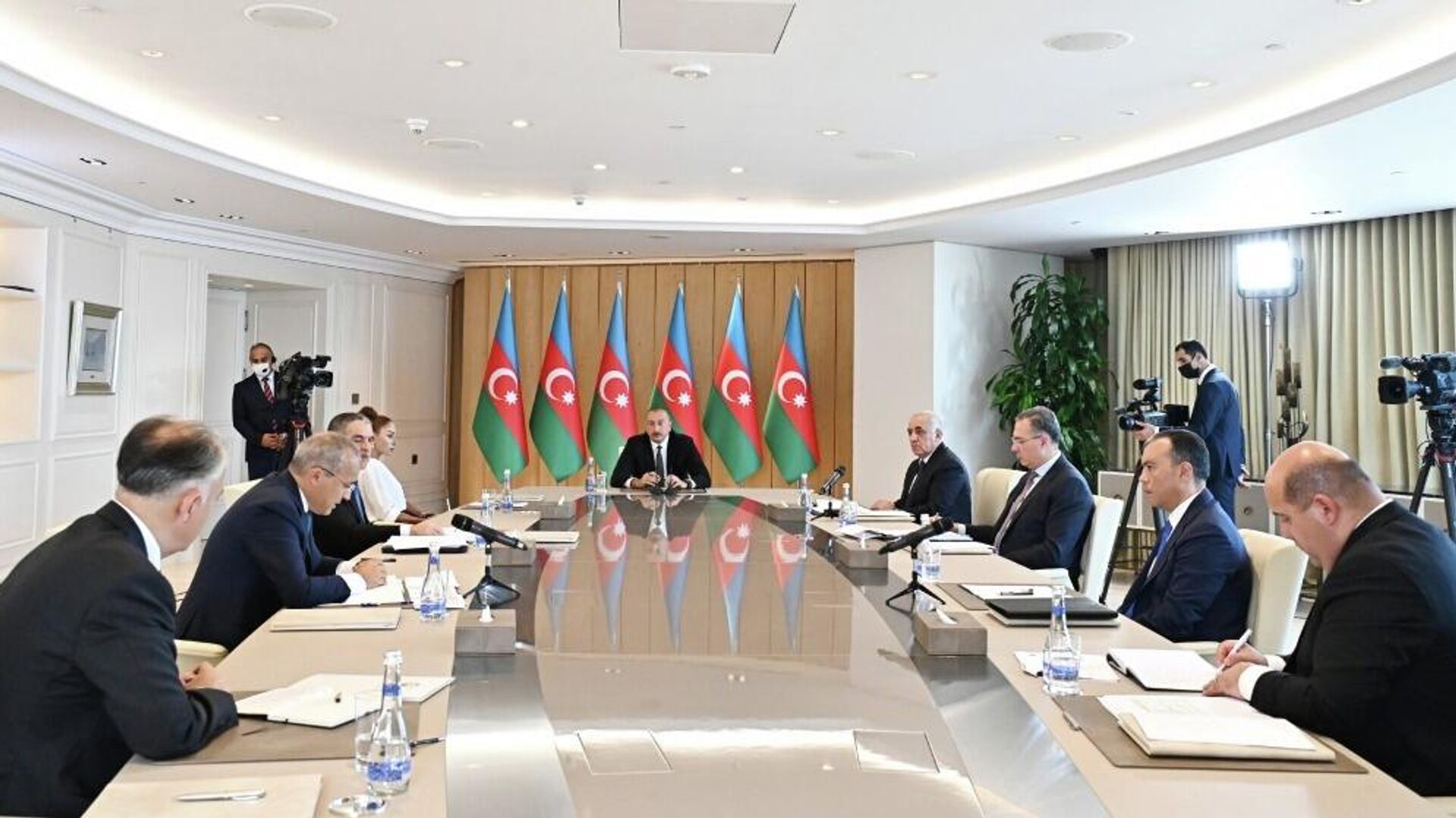Под председательством Президента Ильхама Алиева состоялось совещание, посвященное итогам шести месяцев этого года - Sputnik Азербайджан, 1920, 16.07.2022