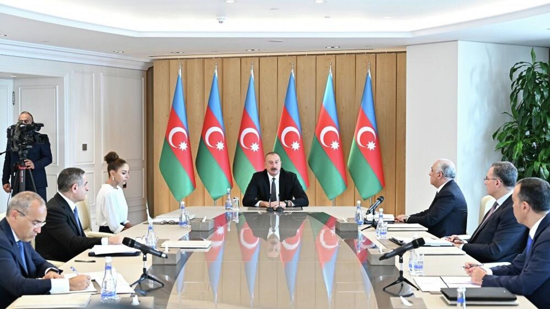 Под председательством Президента Ильхама Алиева состоялось совещание, посвященное итогам шести месяцев этого года - Sputnik Azərbaycan, 1920, 15.07.2022