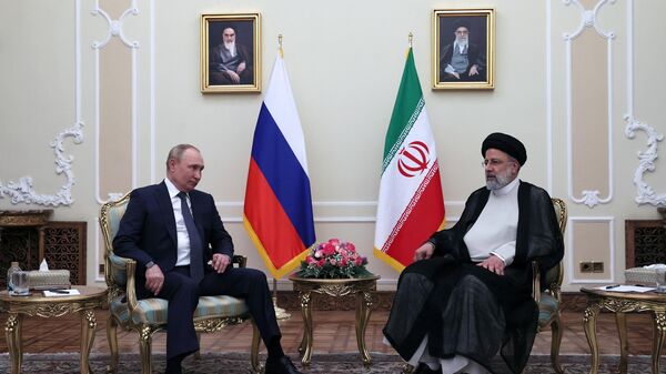 Президент РФ Владимир Путин и президент Ирана Эбрахим Раиси (справа) во время встречи - Sputnik Азербайджан