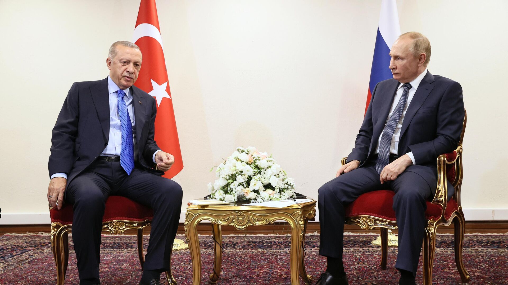 Президент РФ Владимир Путин и президент Турции Реджеп Тайип Эрдоган (слева) во время встречи - Sputnik Азербайджан, 1920, 19.07.2022