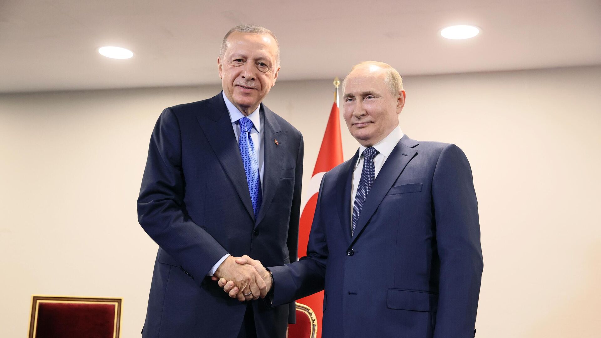 Президент РФ Владимир Путин и президент Турции Реджеп Тайип Эрдоган (слева) во время встречи - Sputnik Азербайджан, 1920, 02.08.2022