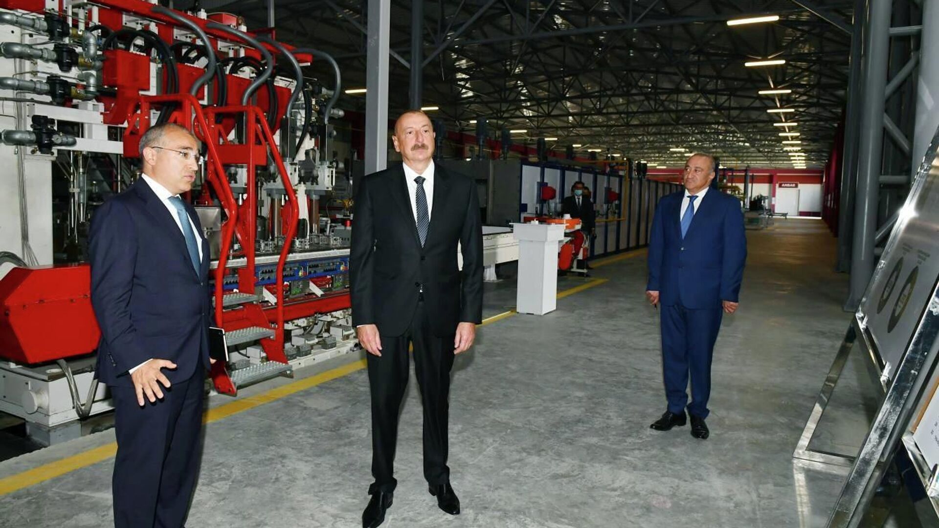 Ильхам Алиев принял участие в церемонии открытия и закладки фундамента новых производственных предприятий в Сумгайытском химическом промышленном парке - Sputnik Азербайджан, 1920, 20.07.2022