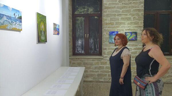 В галерее Nu Art House открылась дебютная выставка азербайджанской художницы Саида Зохрабовой под названием «В пучине фантазий» - Sputnik Азербайджан
