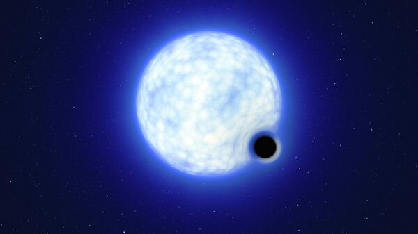 Художественное изображение двойной системы VFTS 243, состоящей из голубой звезды, масса которой в 25 раз превышает массу Солнца, и черной дыры - Sputnik Азербайджан