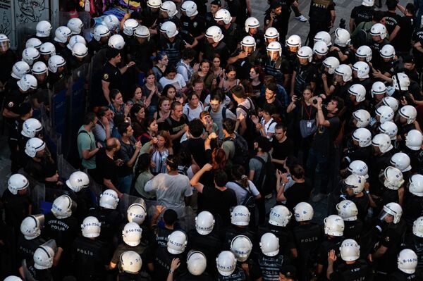 Полицейские окружают протестующих во время митинга в районе Кадыкёй в Стамбуле. - Sputnik Азербайджан