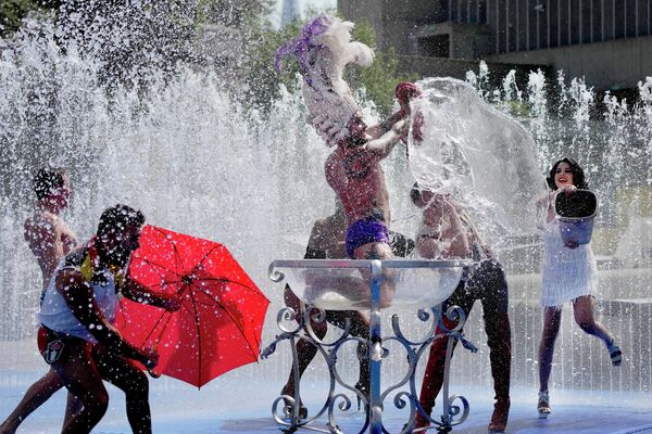 Члены австралийской труппы Briefs охлаждаются в фонтане в Лондоне. - Sputnik Азербайджан