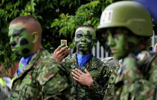 Солдаты готовятся к военному параду, посвященному 212-й годовщине независимости Колумбии от Испании, в Боготе, Колумбия. - Sputnik Азербайджан