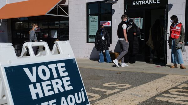 Вход в один из избирательных участков в Вашингтоне - Sputnik Azərbaycan