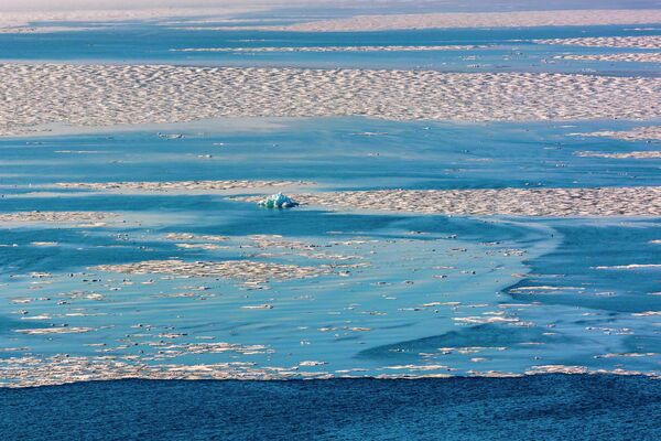 Айсберги у побережья Питуффика, Гренландия. - Sputnik Азербайджан