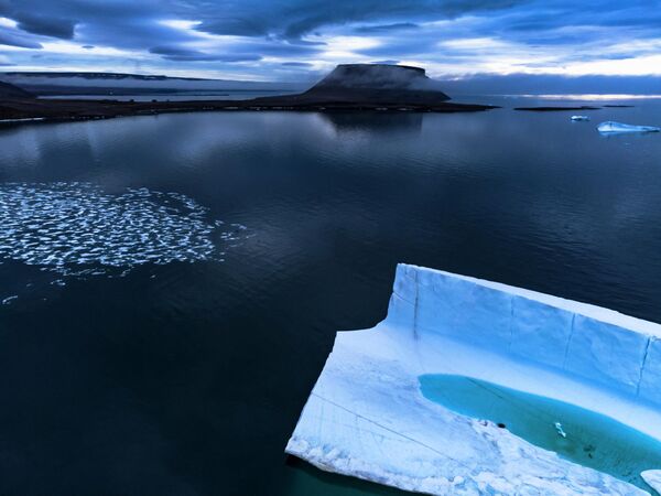 Растаявший внутренний кусок айсберга у побережья Питуффика, Гренландия. - Sputnik Азербайджан