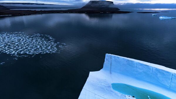 Растаявший внутренний кусок айсберга у побережья Питуффика, Гренландия   - Sputnik Азербайджан