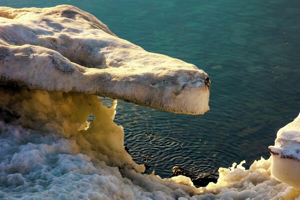Таяние айсберга у побережья Питуффика, Гренландия. - Sputnik Азербайджан